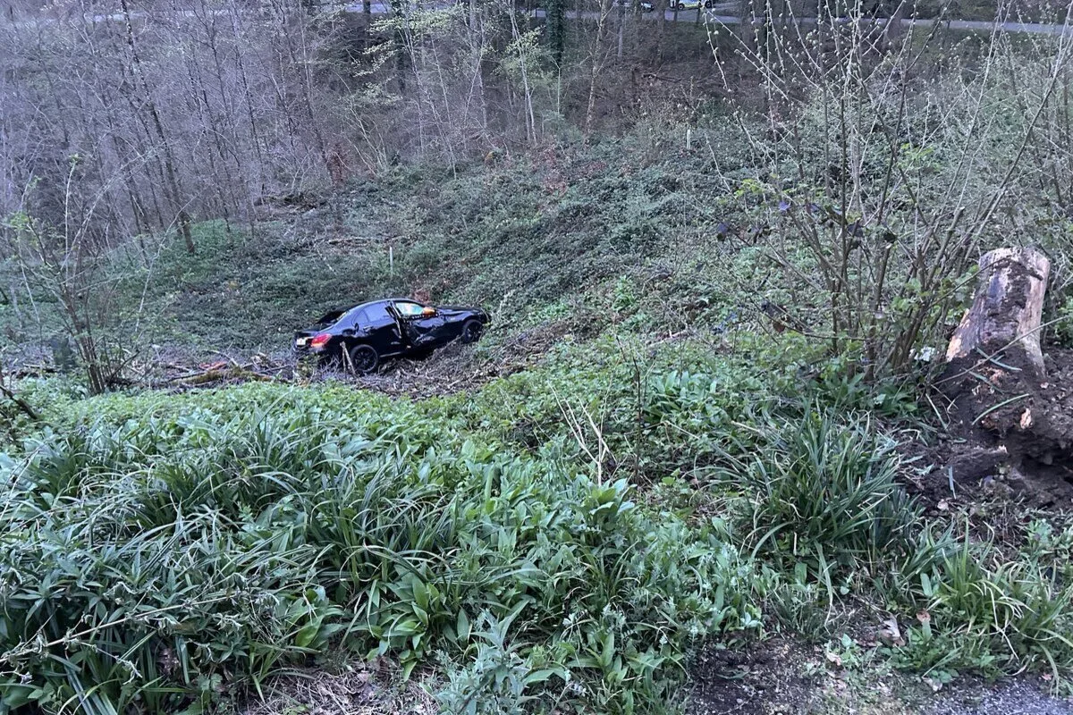 Spreitenbach AG - Mercedes von der Strasse abgekommen - Lenker betrunken