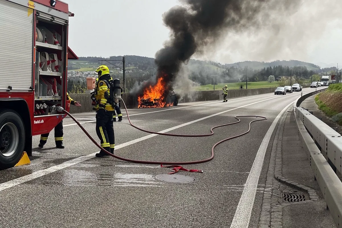 Bazenheid SG - Auto in Brand geraten 