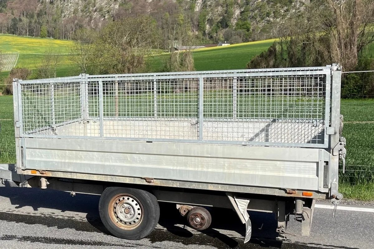 Trimmis GR - Anhängerrad prallt heftig gegen ein Auto 