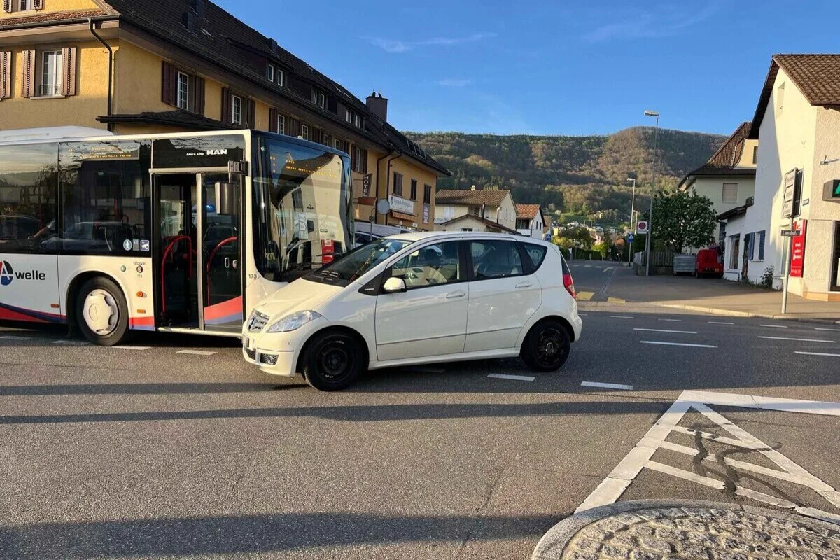 Wettingen AG - Unfall zwischen Linienbus und Auto - Fahrgäste verletzt 