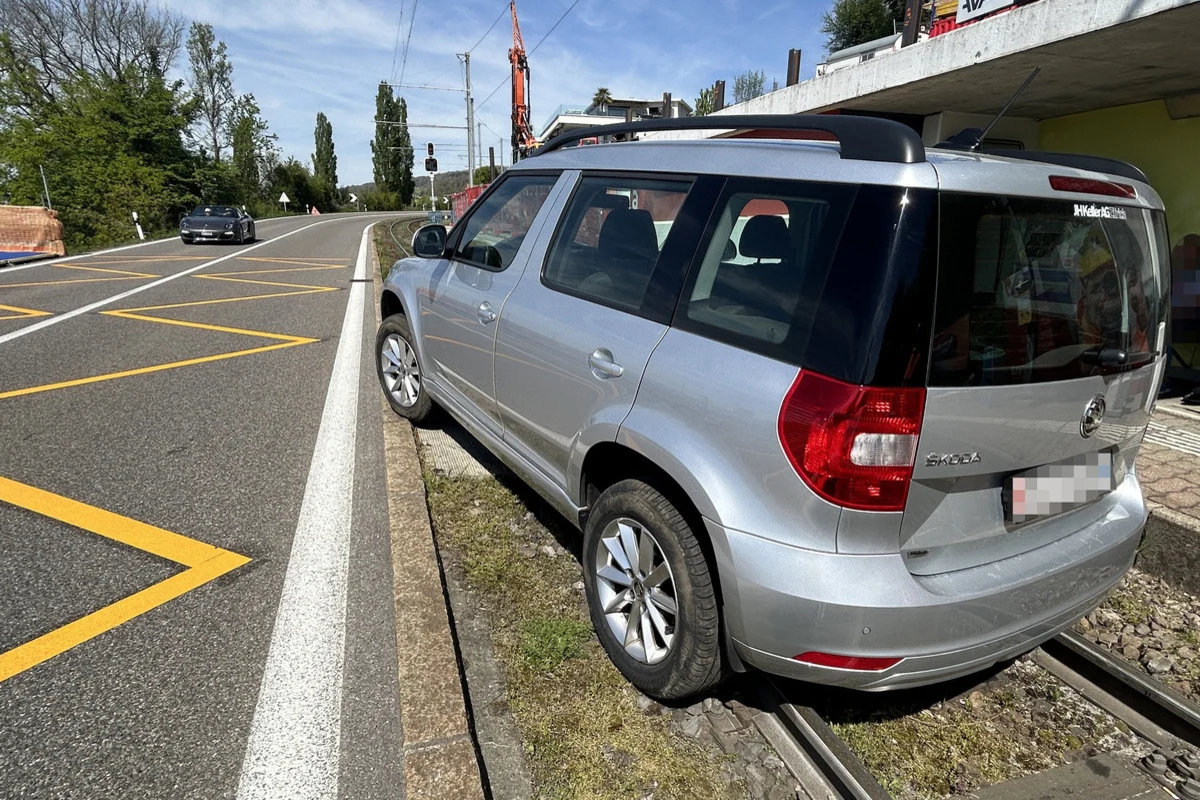 Zufikon AG - Autofahrer gerät aufs Gleisbett