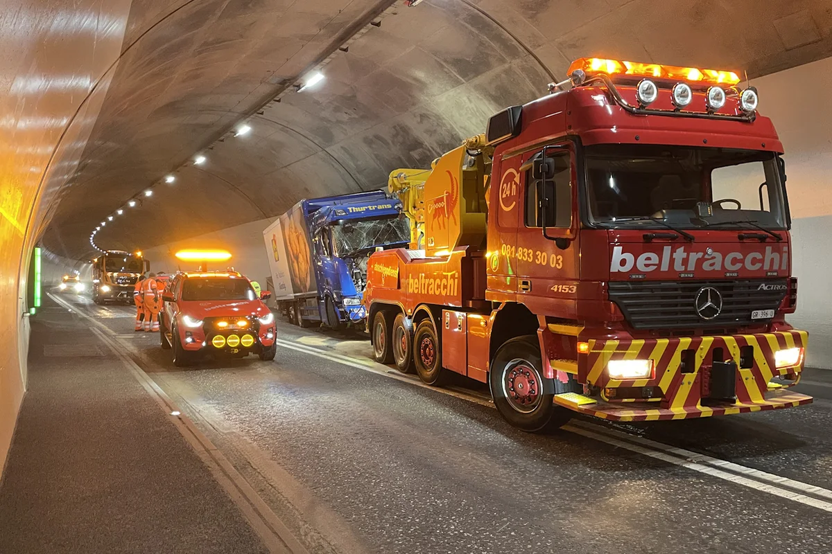 Silvaplana GR -  Frontalkollision zwischen Lastwagen und Auto - Tunnel gesperrt 