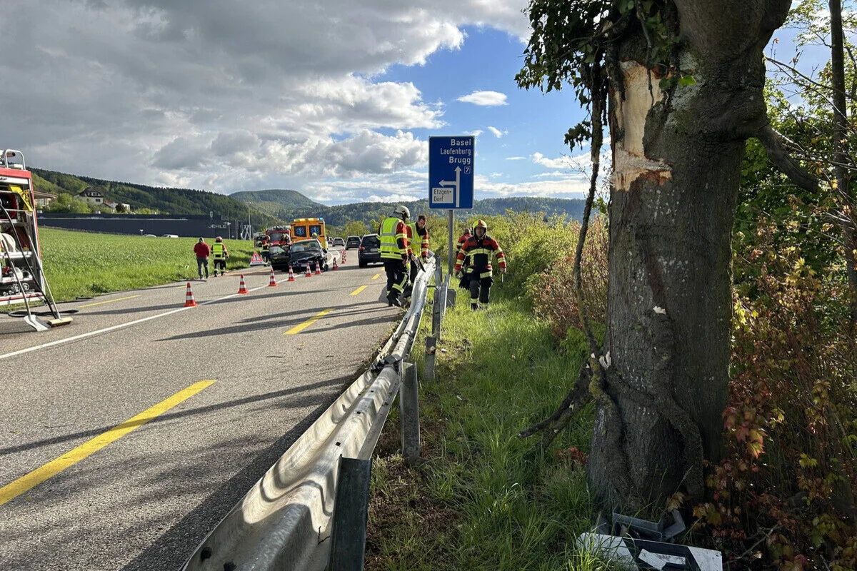 Mettauertal / Spreitenbach AG - Zwei Kollisionen mit Bäumen 