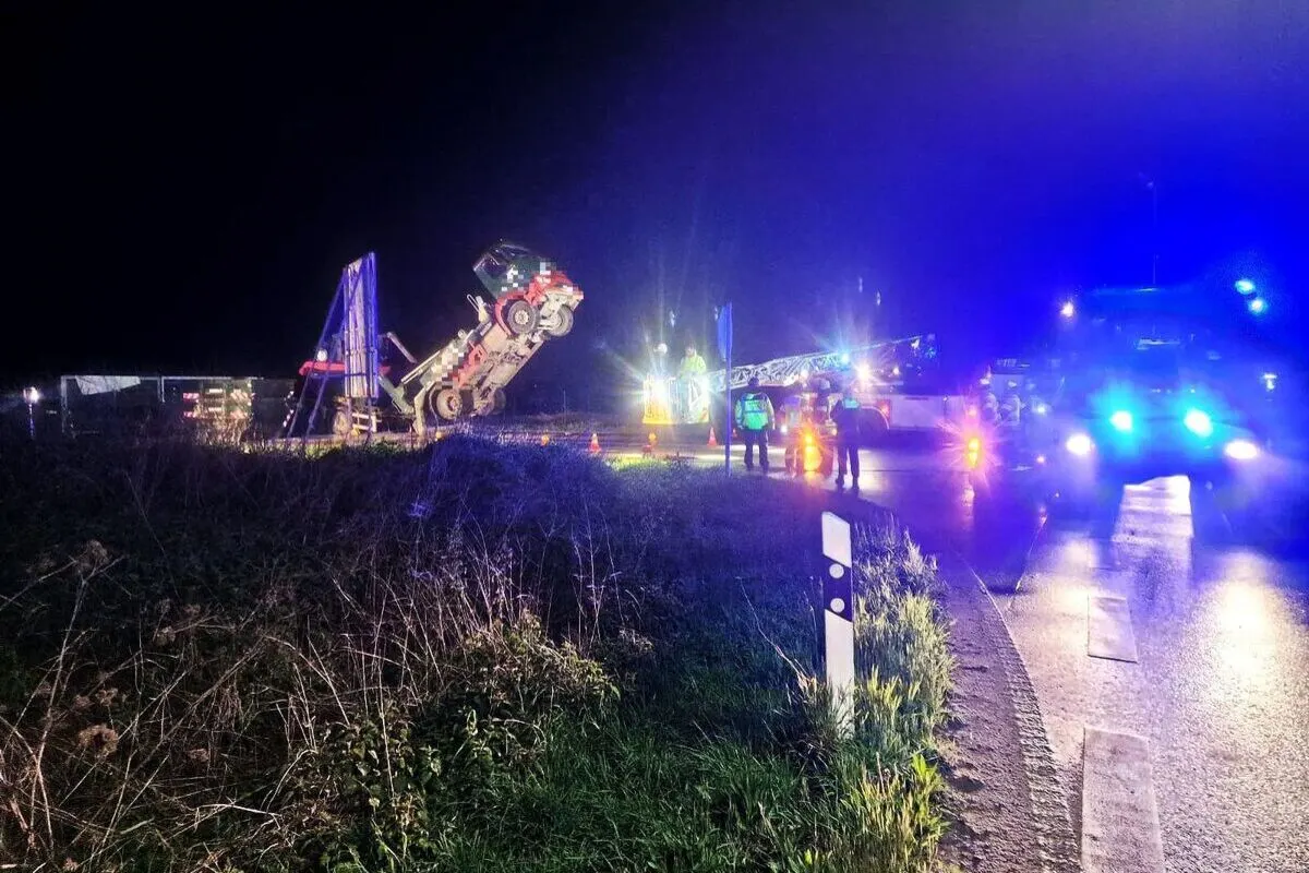 Voerde NW - LKW-Absetzkipper kippte um