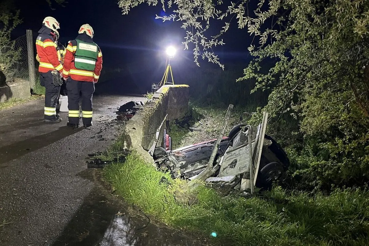 Solothurn - Auto landet bei Unfall im Bach 