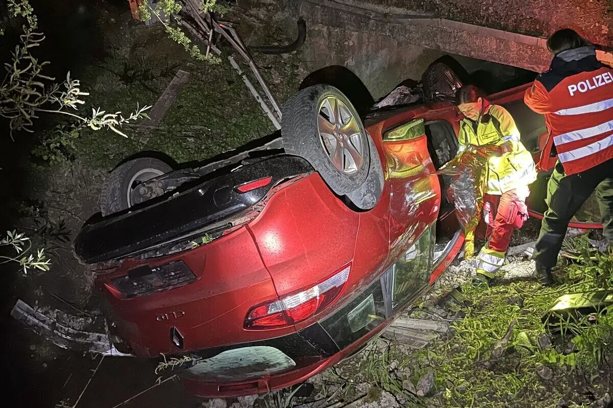 Solothurn - Auto landet bei Unfall im Bach 
