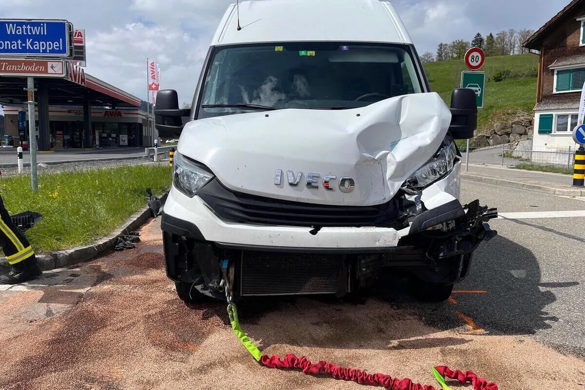 Ebnat-Kappel SG - Sattelmotorfahrzeug mit Lieferwagen kollidiert
