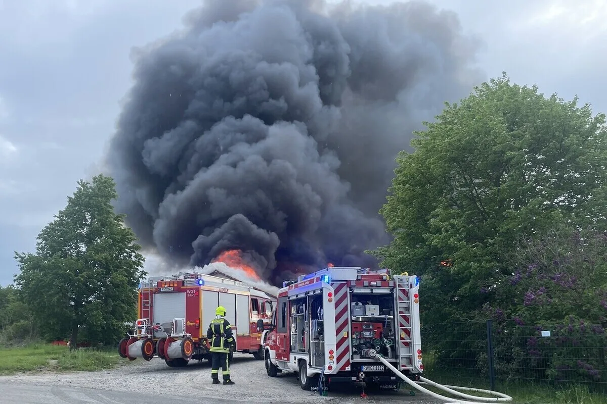 Schlier BW - Lagerhallen durch Flammen zerstört