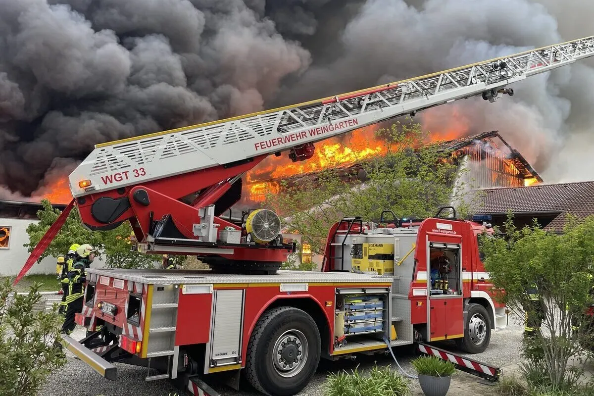 Schlier BW - Lagerhallen durch Flammen zerstört