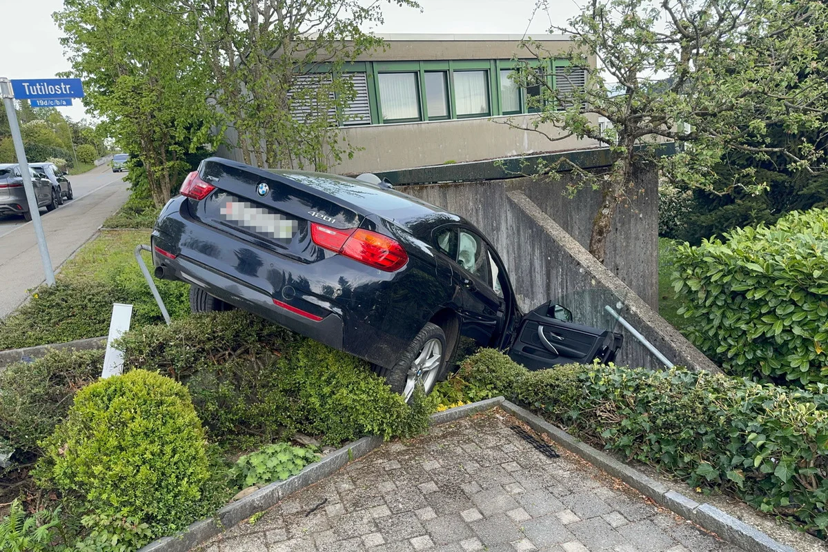 St.Gallen - Auto stürzt Treppengang herunter