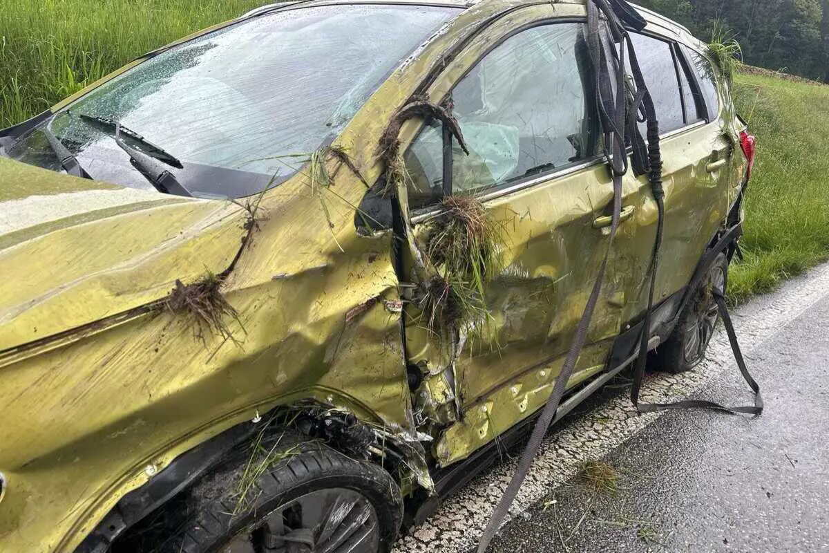 Vordemwald AG - Vom Smartphone abgelenkt - Auto überschlägt sich bei Unfall