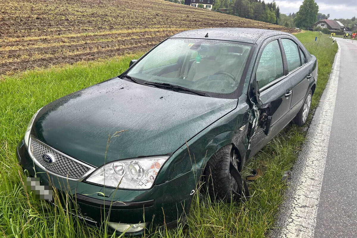 Vordemwald AG - Vom Smartphone abgelenkt - Auto überschlägt sich bei Unfall
