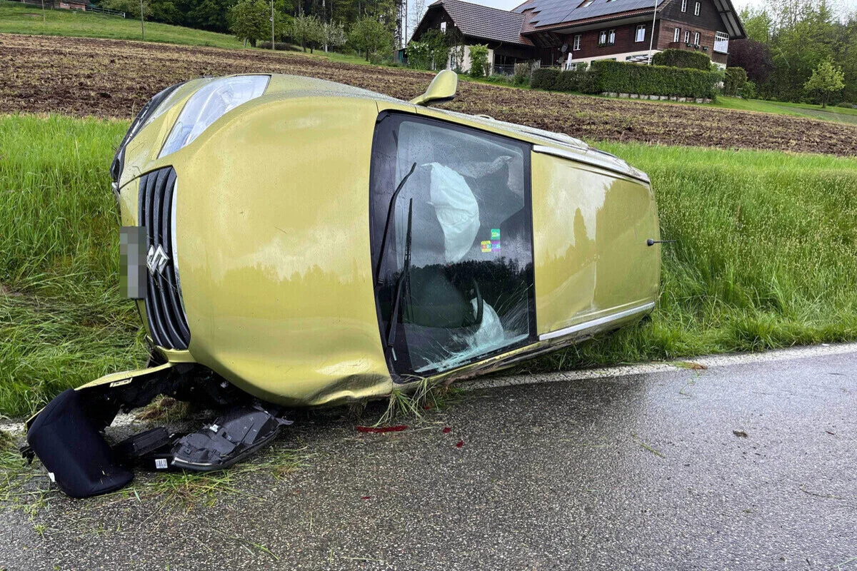 Vordemwald AG - Vom Smartphone abgelenkt - Auto überschlägt sich bei Unfall