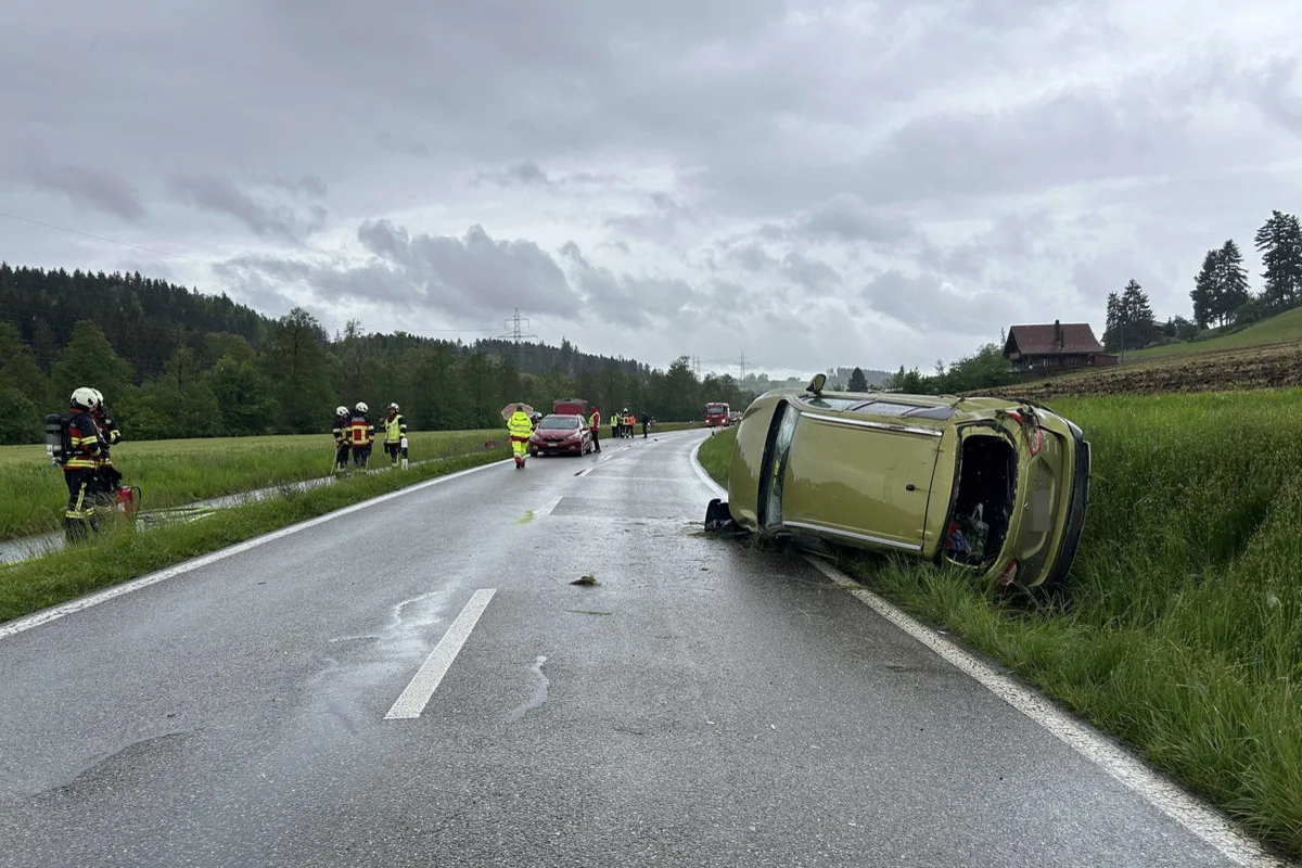 Vordemwald AG - Vom Smartphone abgelenkt - Auto überschlägt sich bei Unfall