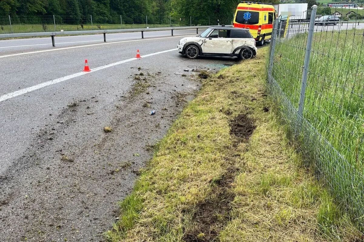 Wiedlisbach/A1 SO - Heftig mit einem Randleitpfosten kollidiert
