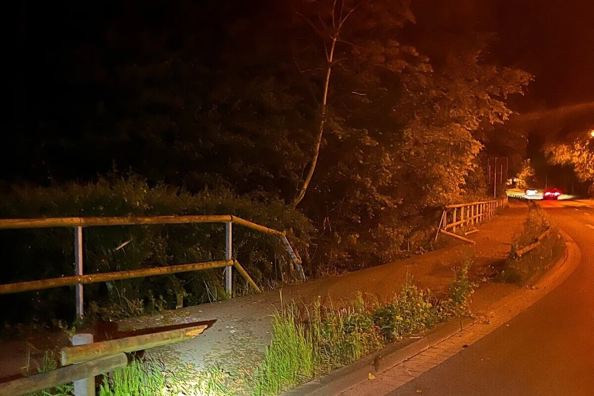 Bielefeld NW - Tesla stürzt bei Unfall Böschung hinunter