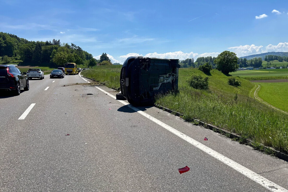 Staffelbach AG - Mercedes überschlägt sich bei Unfall mehrfach