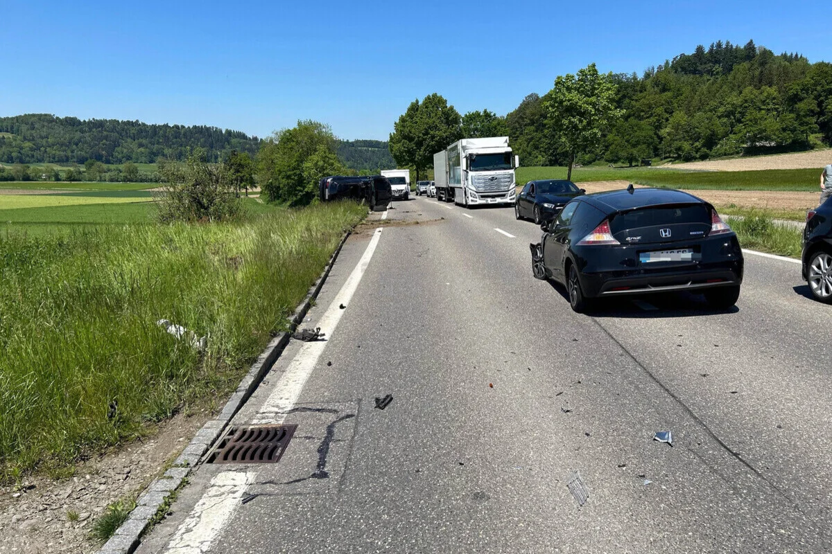 Staffelbach AG - Mercedes überschlägt sich bei Unfall mehrfach