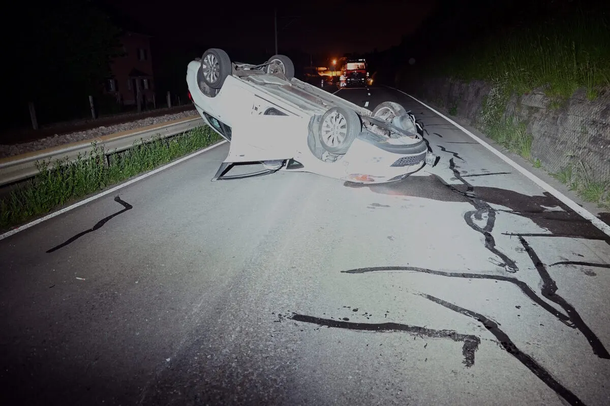 Bollingen SG - Auto überschlägt sich bei Unfall
