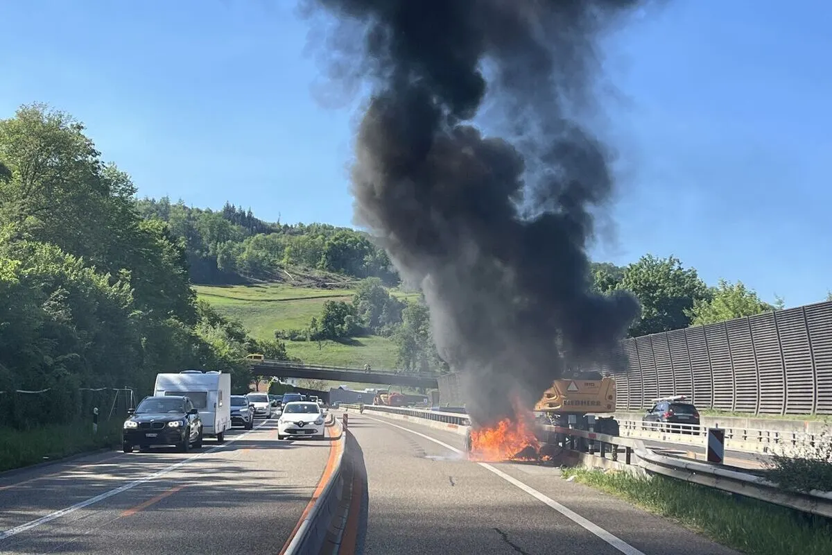 Zunzgen BL - Auto auf der A2 in Vollbrand