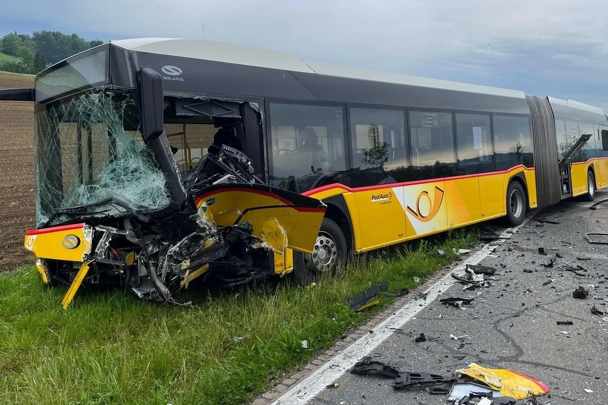 Aristau AG - Heftiger Unfall fordert neun Verletzte
