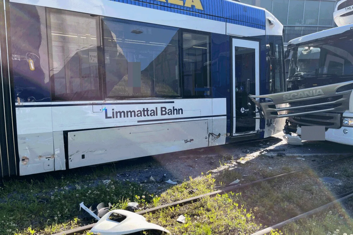 Spreitenbach AG - Lkw mit Limmattalbahn kollidiert - Mehrere Verletzte