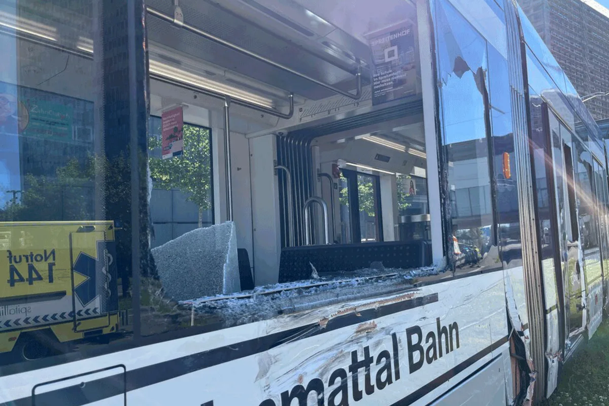 Spreitenbach AG - Lkw mit Limmattalbahn kollidiert - Mehrere Verletzte