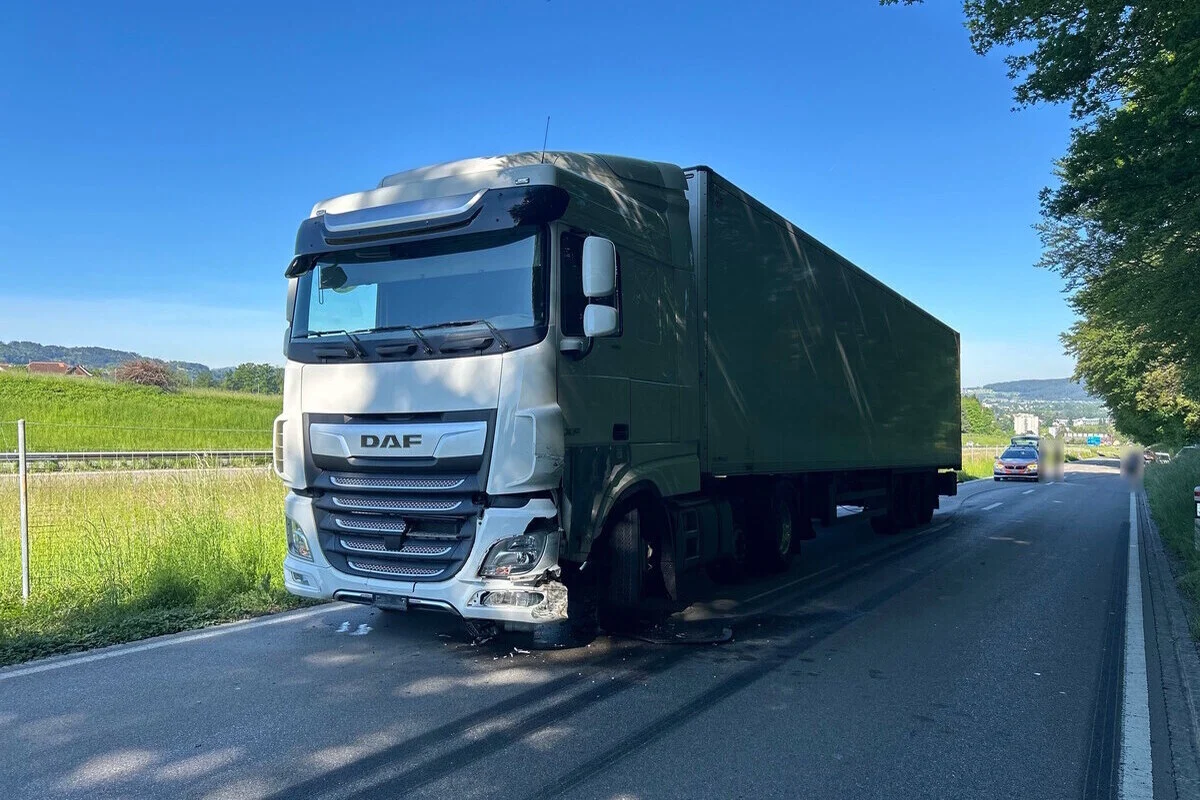 Oberbüren SG - Auto kollidiert mit einem Sattelmotorfahrzeug