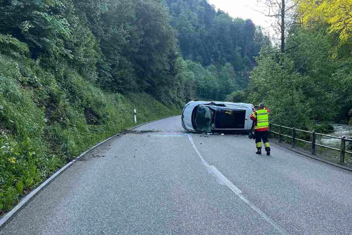 Erschwil SO - Passwangstrasse nach Unfall komplett gesperrt