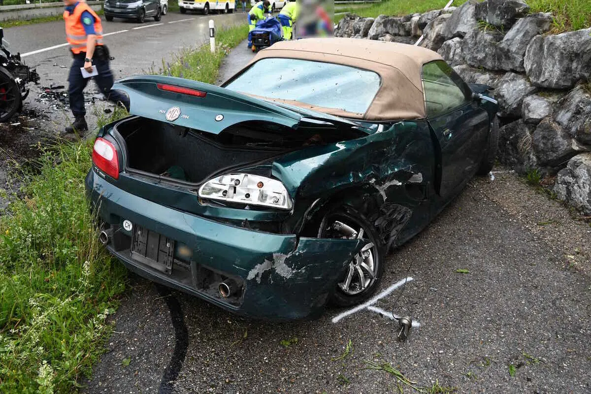 Züberwangen SG - Heftiger Unfall fordert zwei Verletzte