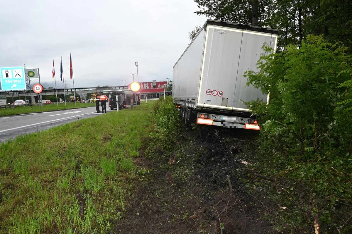 Sevelen SG - Sattelmotorfahrzeug landet bei Unfall im Wiesland