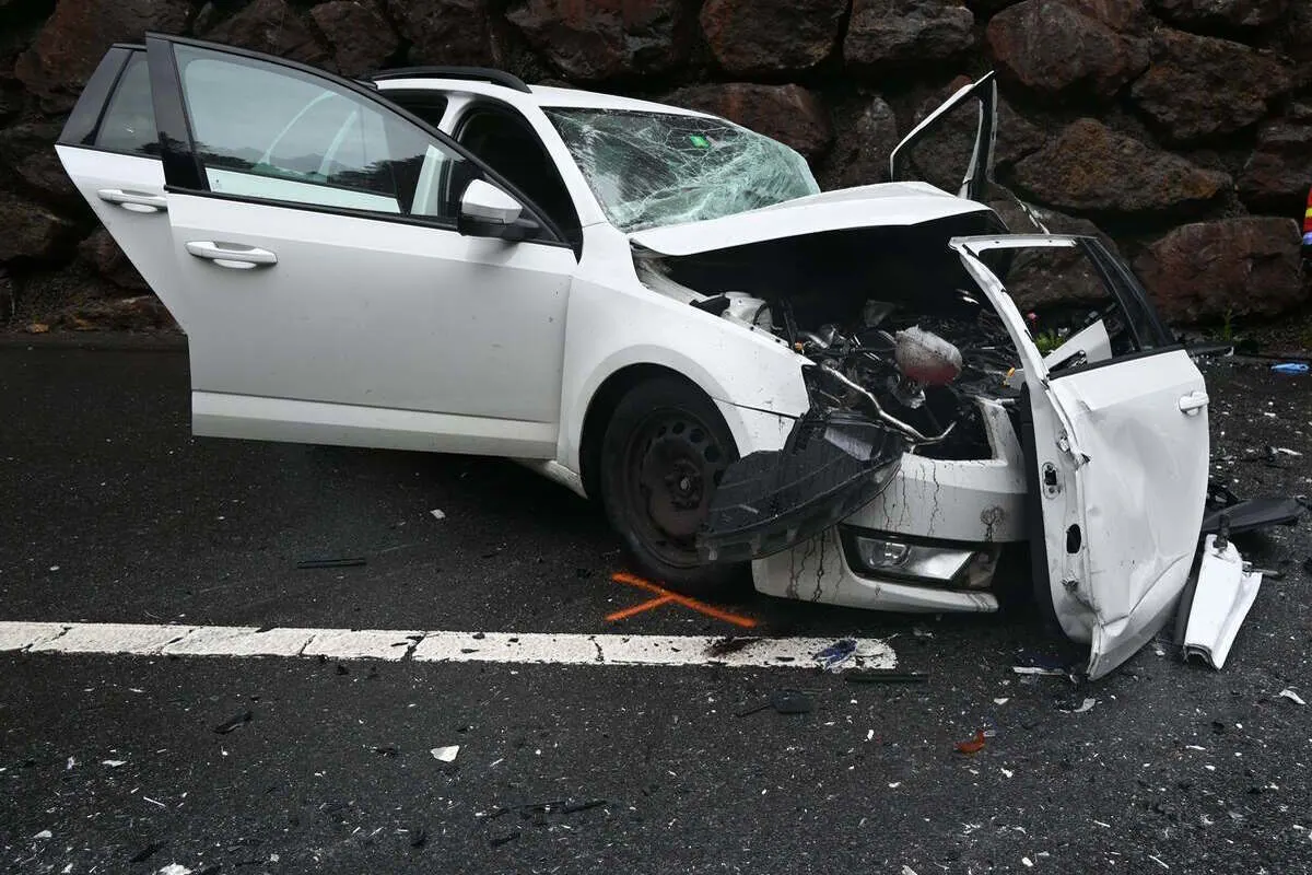 Gams SG - Schwerer Unfall zwischen Auto und Lastwagen