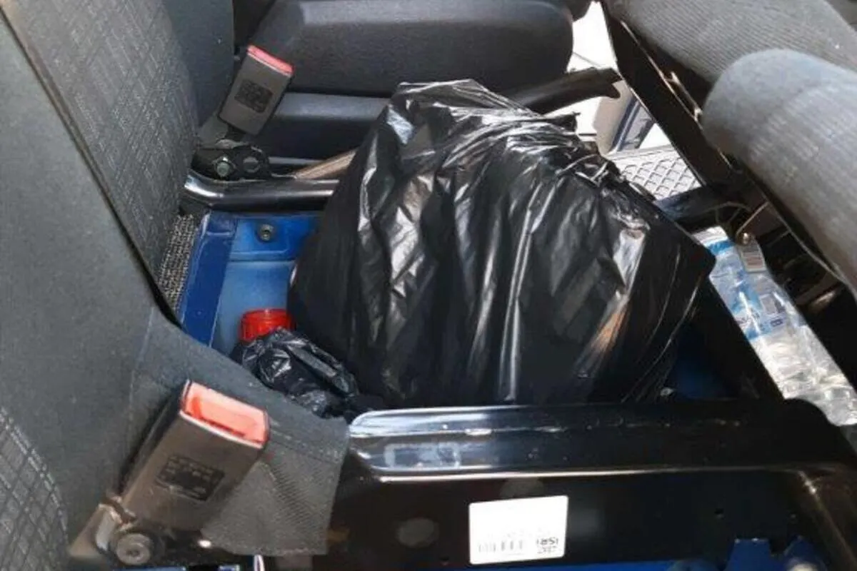 Heilbronn - Mehrere tausend Zigaretten im Motorraum eines Autos versteckt 