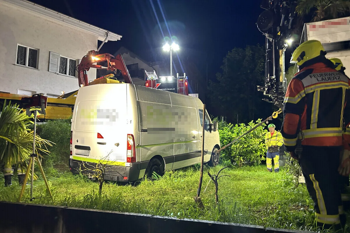 Lauerz SZ - Lieferwagen macht sich selbstständig