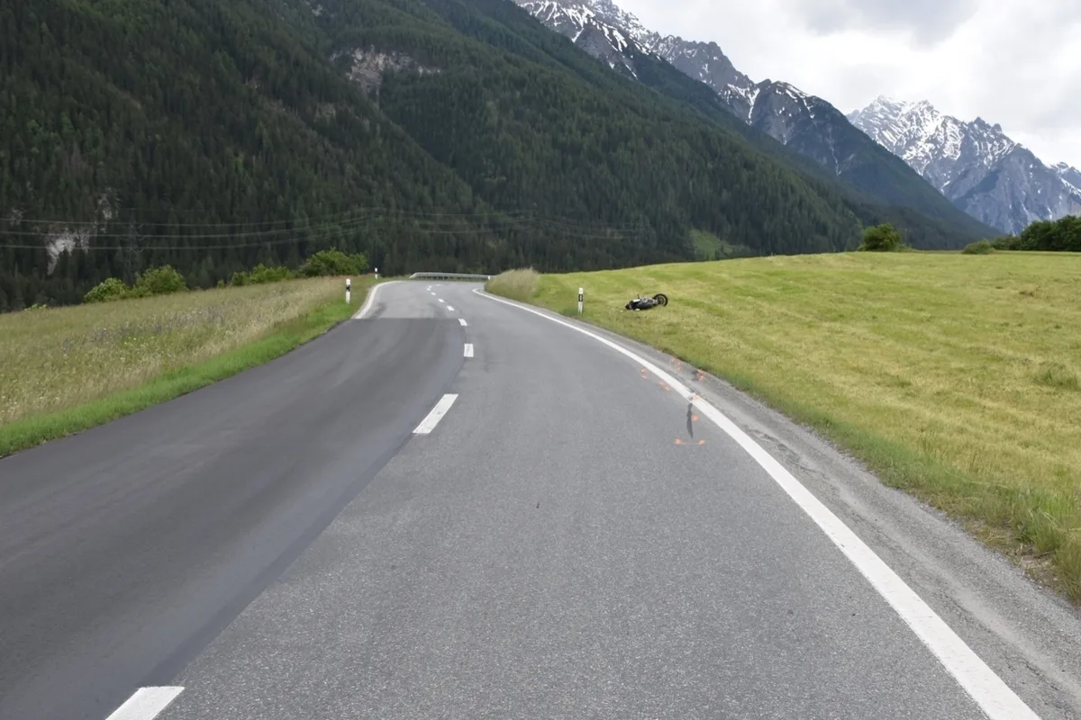 Scuol GR - Zwei Motorradfahrer verunfallt 