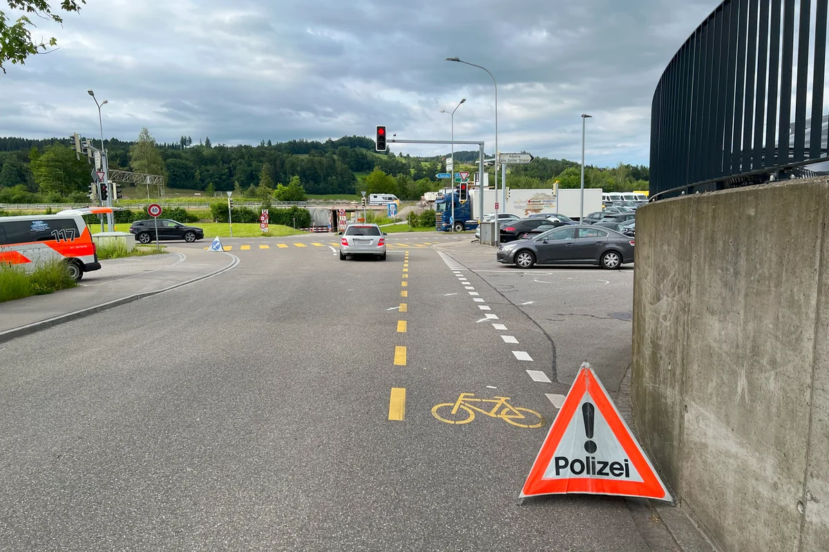 St.Gallen - Kollision zwischen Auto und einer Velofahrerin 