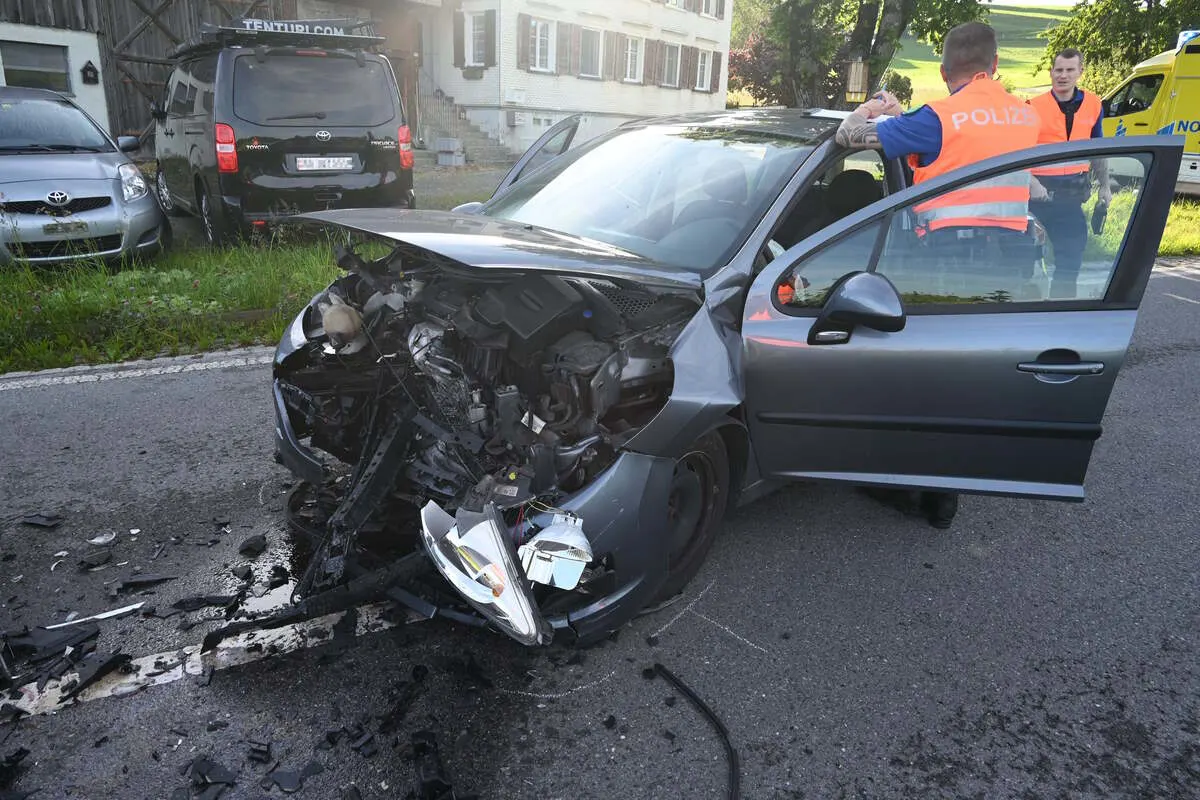 Waldkirch SG - Zwei Personen bei Frontalkollision verletzt