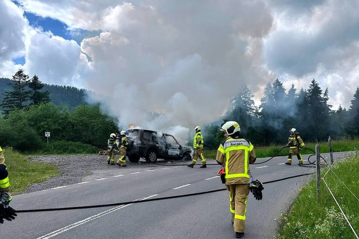 Hasle LU - Auto gerät während der Fahrt in Brand