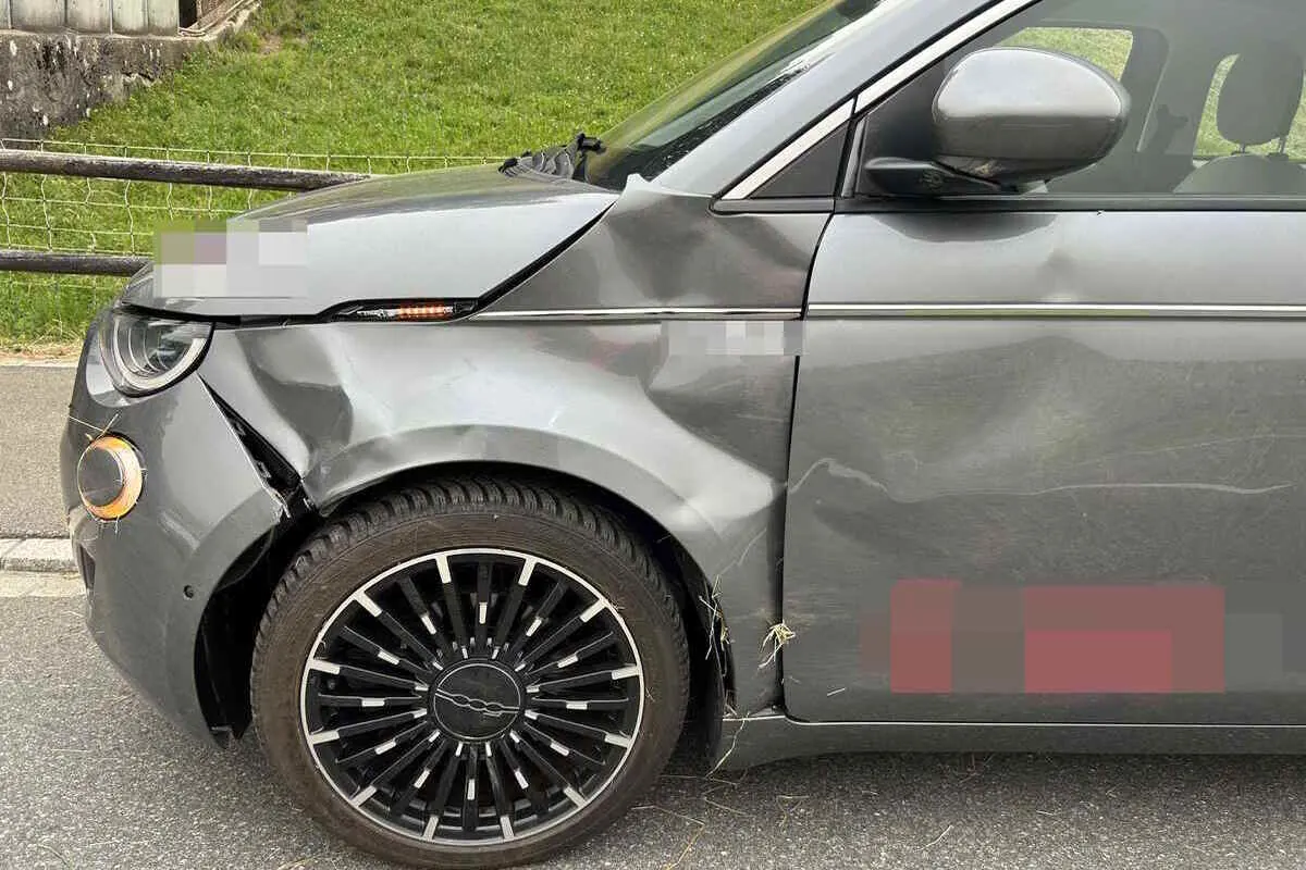 Krummenau SG - Heuballe mit zwei Autos kollidiert 