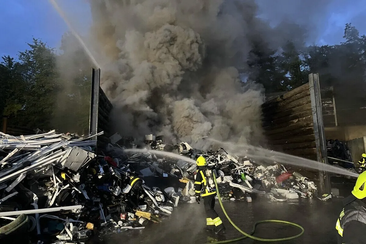 Waltenschwil AG - Schwarze Rauchsäule nach Brand