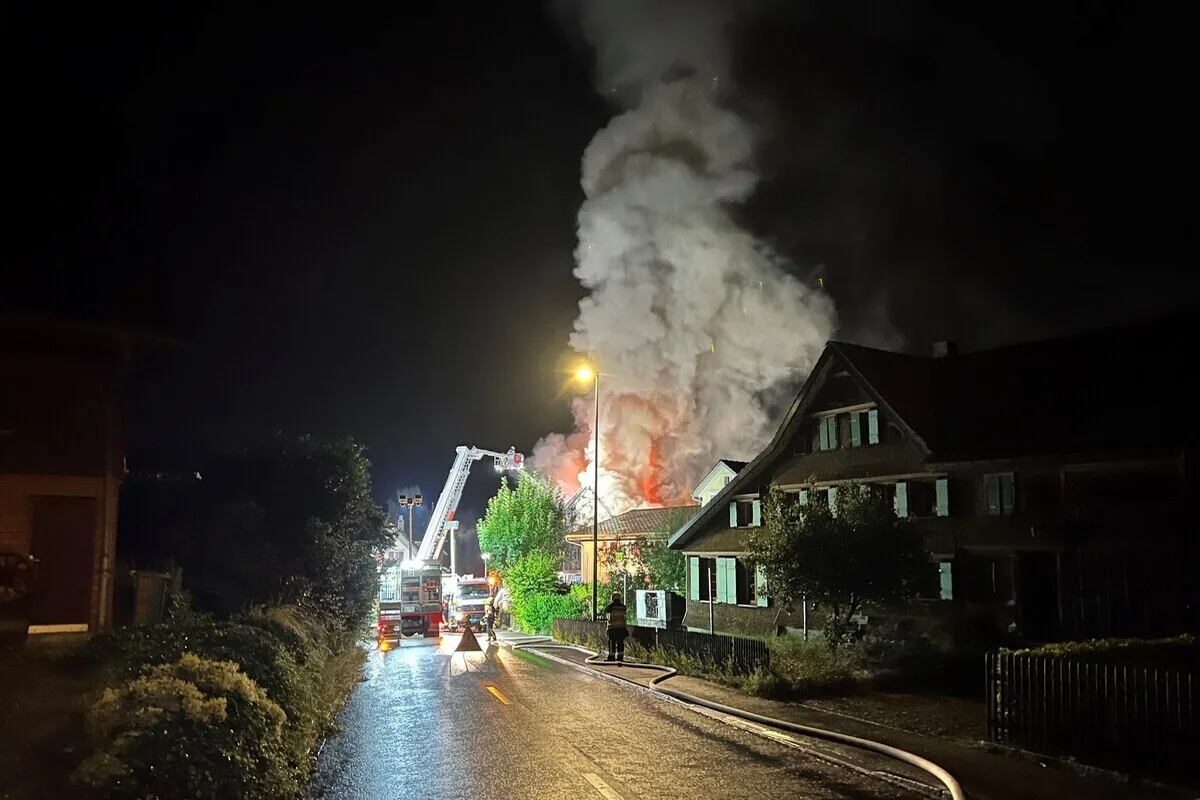 Dietschwil SG - Bewohner nach Brand in einem Mehrfamilienhaus vermisst