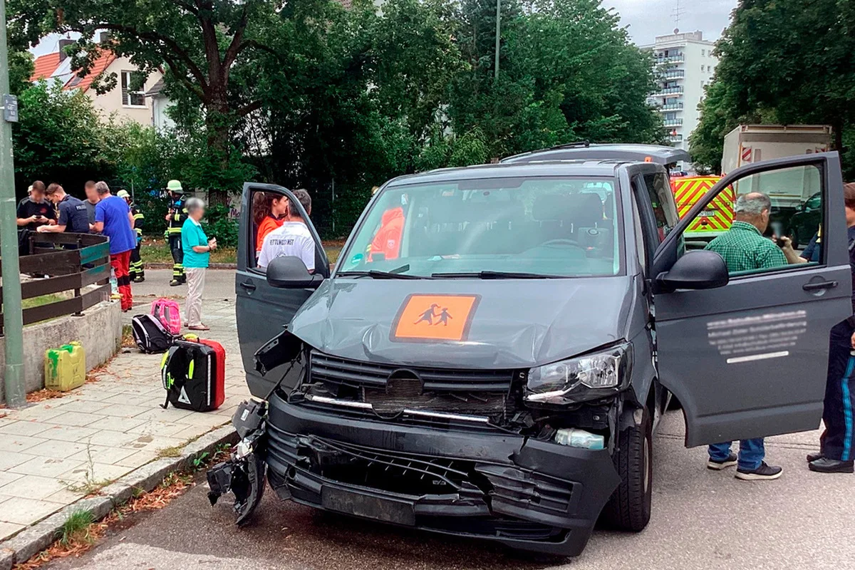 München - Kleintransporter bei Unfall umgekippt