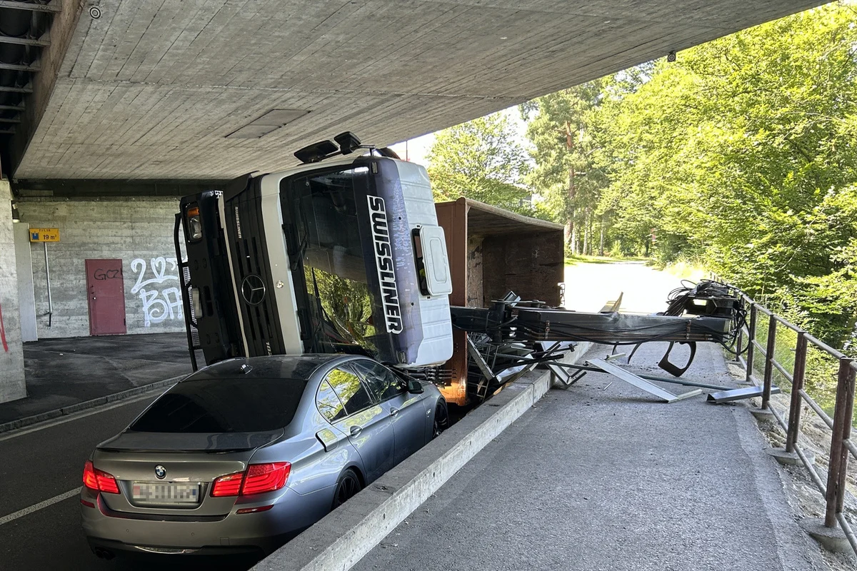 Neuenhof AG - Lastwagen fällt bei Unfall auf BMW