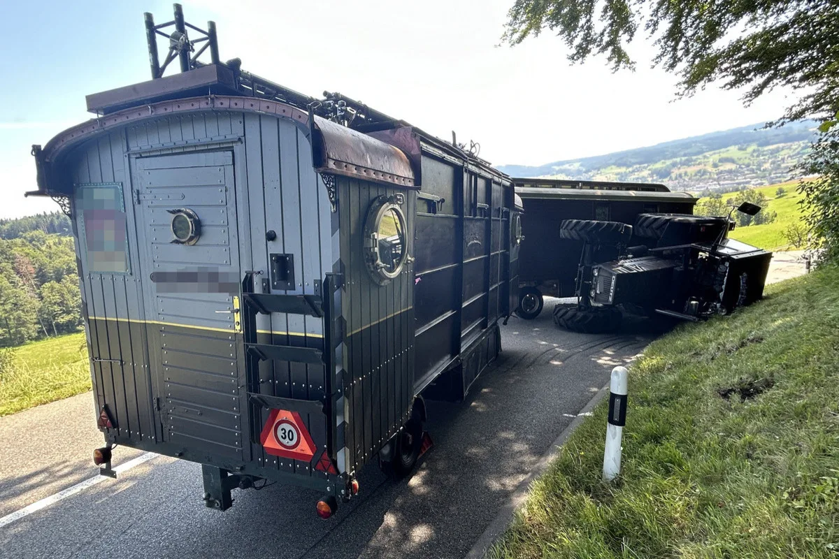 Zetzwil AG - Traktor mit Zirkusanhängern umgekippt