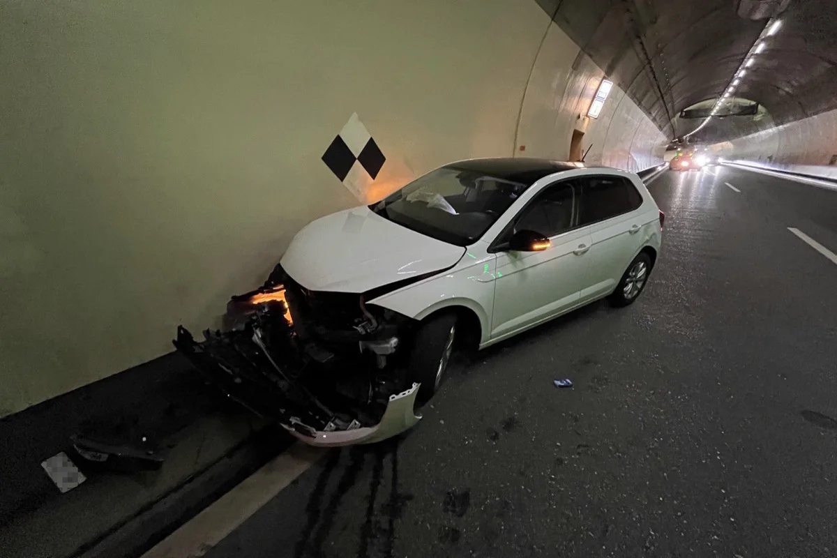 St.Gallen - Unfall zwischen Auto und Lastwagen im Schorentunnel
