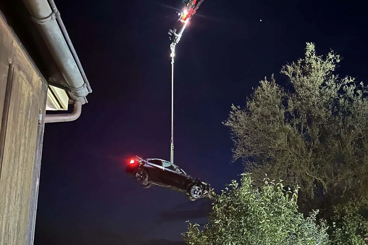 Wald AR - Auto fliegt bei Unfall über einen Teich