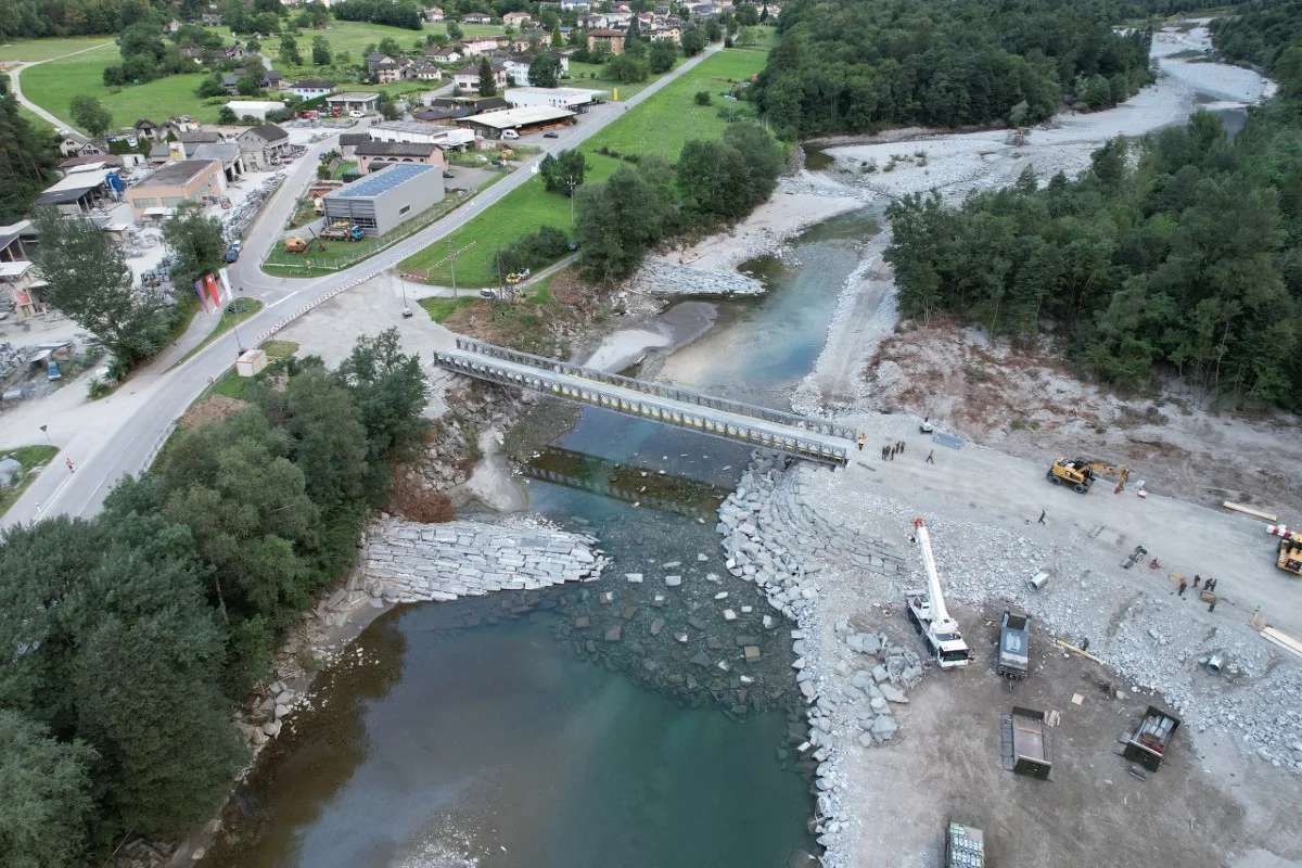 61 Meter lang - Ersatzbrücke im Maggiatal steht