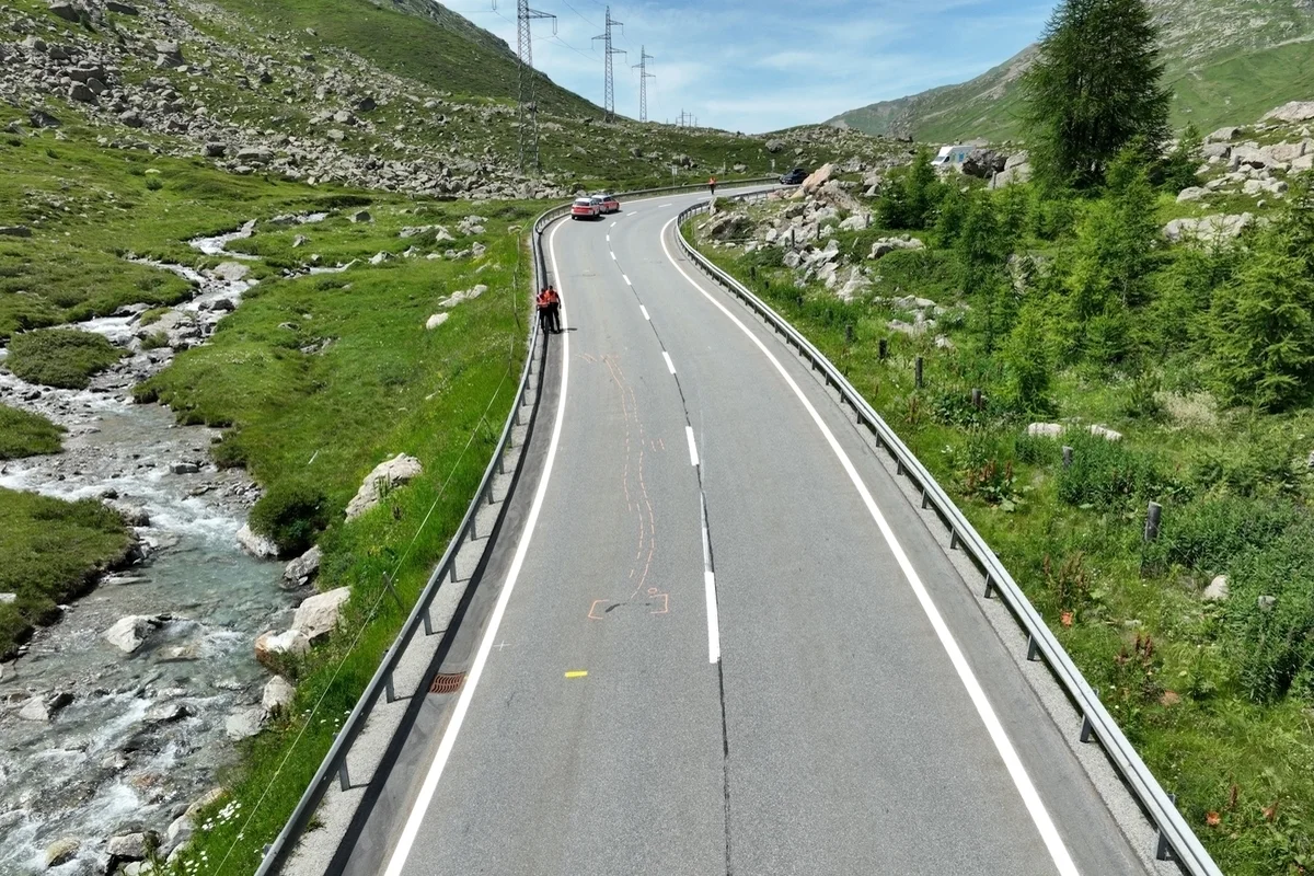 Julierpass GR - Zwei Motorradfahrer stürzen in Linkskurve