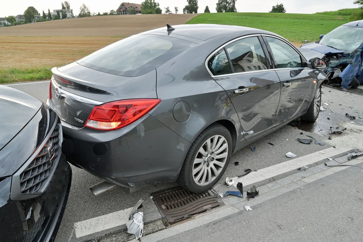 Rickenbach/Ettiswil LU - Sechs Fahrzeuge an zwei Unfällen beteiligt