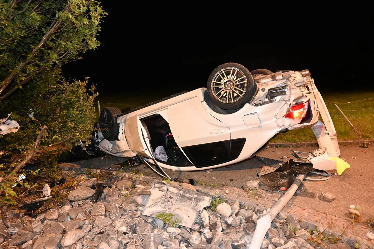 Tübach SG - Auto überschlägt sich bei Unfall 